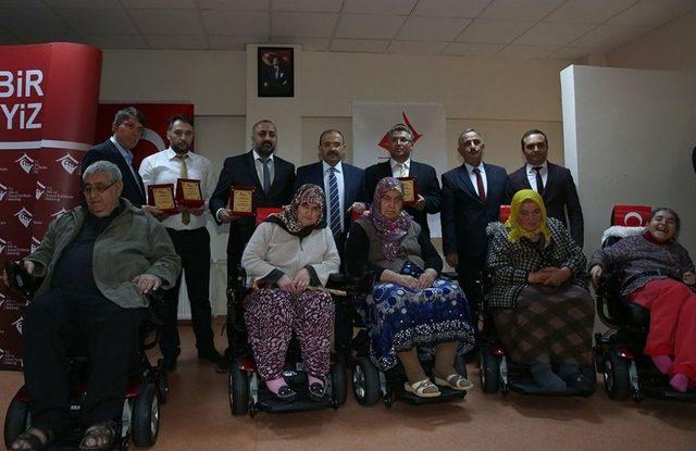Engelli Vatandaşlara Akülü Araçları Teslim Edildi
