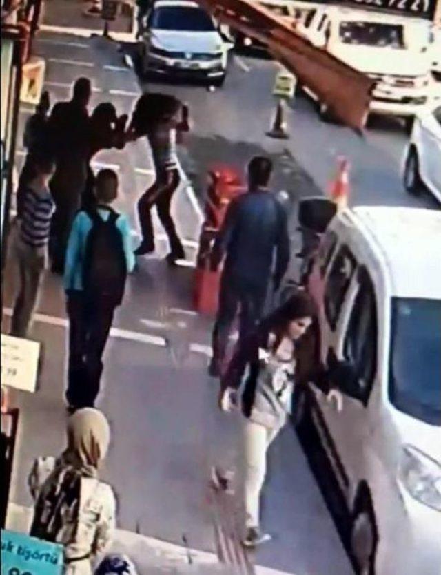 Kızkardeş, Cadde Ortasında Tartıştığı Ablasını Bıçakladı