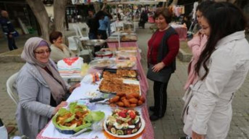 Pazarda Gıda &Uuml;r&uuml;nleri Satan Kadınlara Hijyen Eğitimi