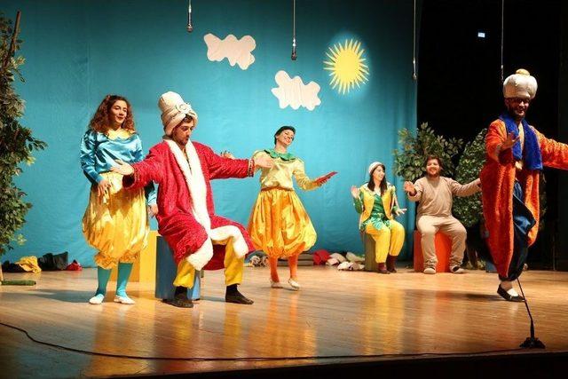 ’hoca Nasreddin’ Sahnelendi