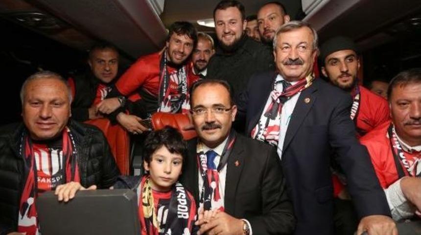 Utaş Uşakspor'a 10 Bin Taraftarından 'şampiyon' Tezah&uuml;ratı