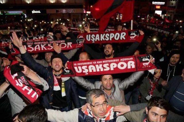 Utaş Uşakspor'a 10 Bin Taraftarından 'şampiyon' Tezahüratı