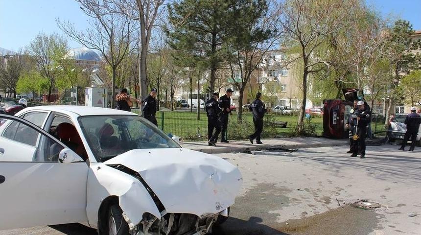 Otomobiller Kafa Kafaya &Ccedil;arpıştı: 3 Yaralı