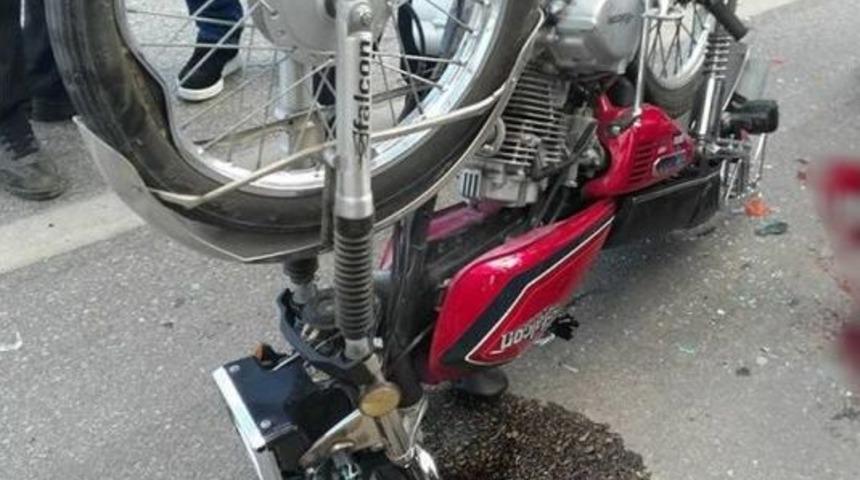 Motosiklet Minib&uuml;se &Ccedil;arptı: 1 Ağır Yaralı