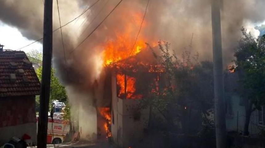 G&ouml;lc&uuml;k'te Yangın: 2 Ev Yandı