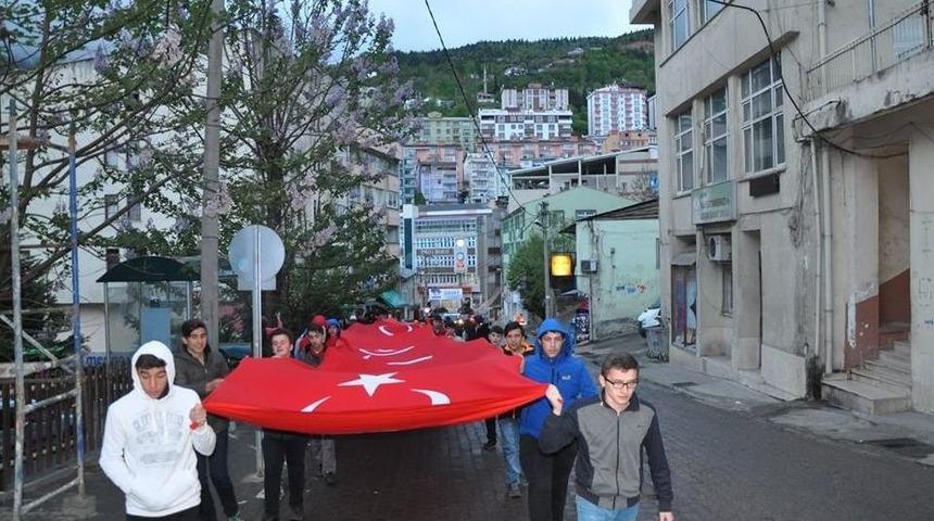 Artvinli Gen&ccedil;lerden Şehitlere Vefa Y&uuml;r&uuml;y&uuml;ş&uuml;