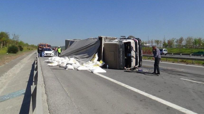 (&ouml;zel) Un Y&uuml;kl&uuml; Kamyon Otobanda Devrildi