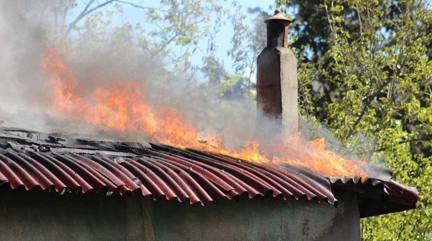 Kocaeli&rsquo;de 2 Katlı Ahşap Ev Alev Alev Yandı