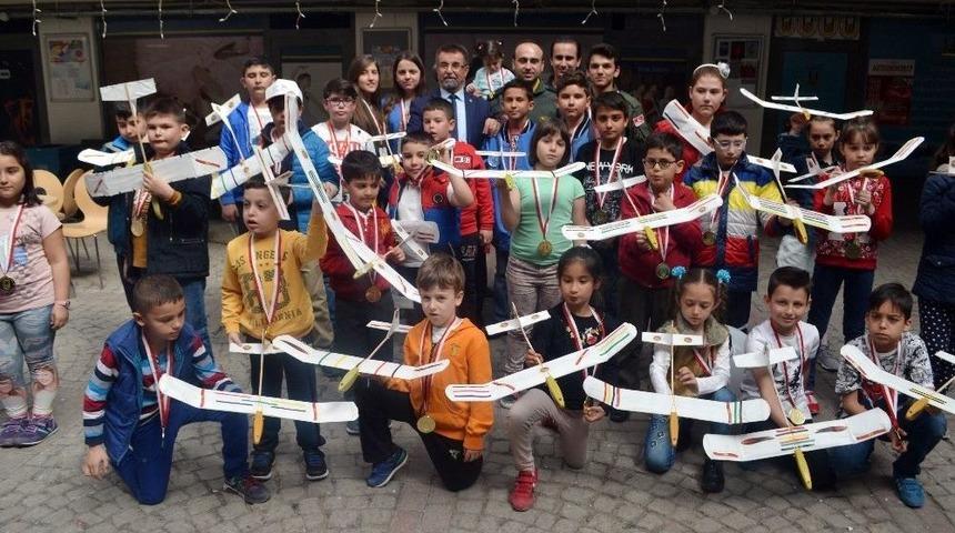 Maket U&ccedil;ak Yapan &Ccedil;ocuklara Madalya