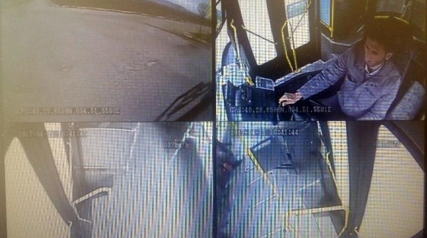 Halk Otob&uuml;s&uuml; Ve Tırın &Ccedil;arpıştığı Kaza Kameralara Yansıdı