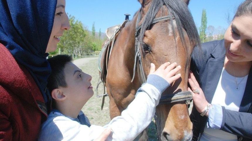 &Ouml;zel &Ccedil;ocuklar Ata Binme Heyecanı Yaşadı