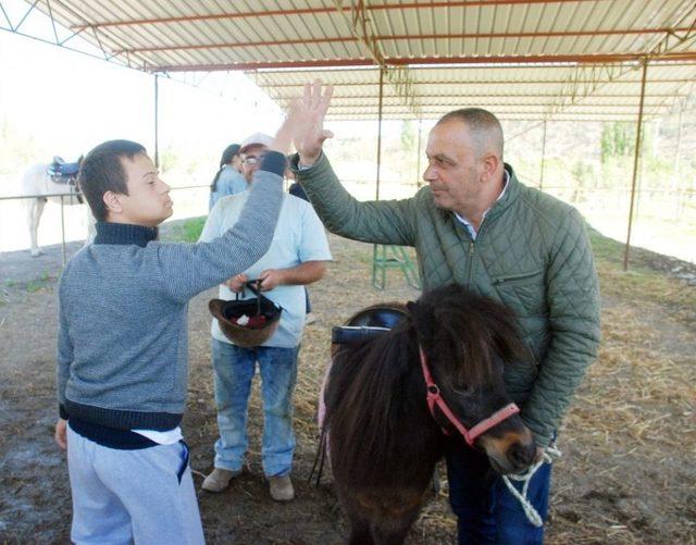 Özel Çocuklar Ata Binme Heyecanı Yaşadı