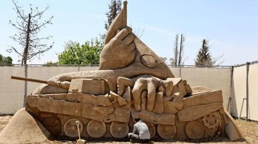 Kumdan Demokrasi Heykeli Tamamlandı