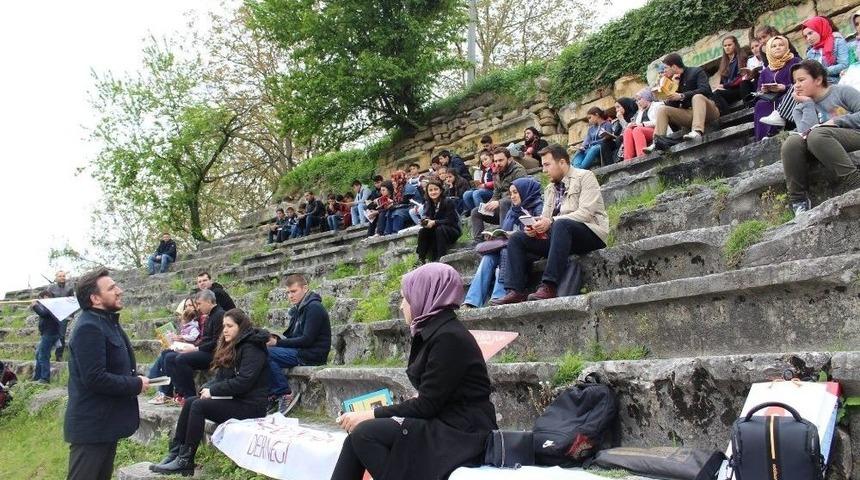 Tarihi Mekanda Kitap Okudular