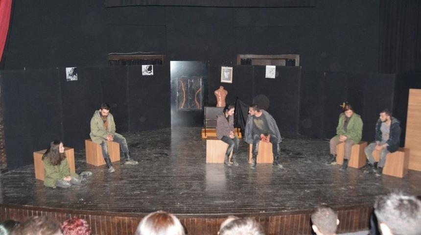 D&uuml;zce &Uuml;niversitesi &Ouml;ğrencilerinden Etkileyici Bir Tiyatro G&ouml;sterisi