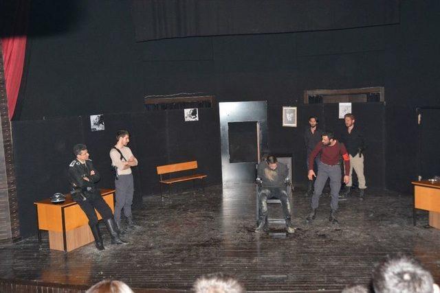 Düzce Üniversitesi Öğrencilerinden Etkileyici Bir Tiyatro Gösterisi