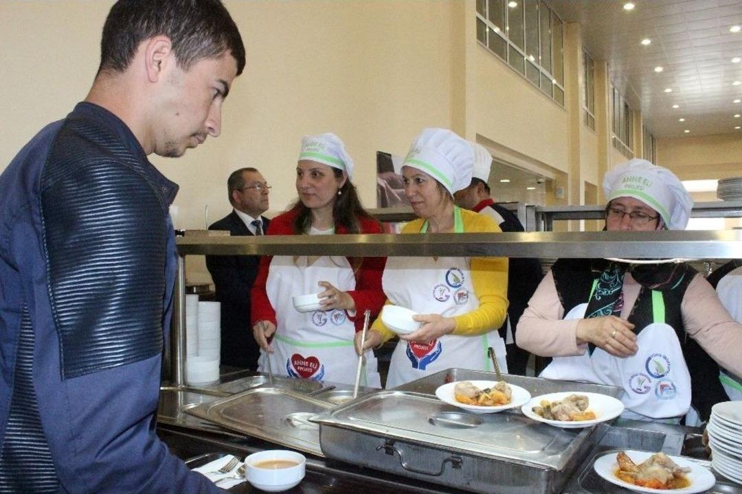 &Uuml;niversite &Ouml;ğrencilerinin Yemeğine Anne Eli Değdi