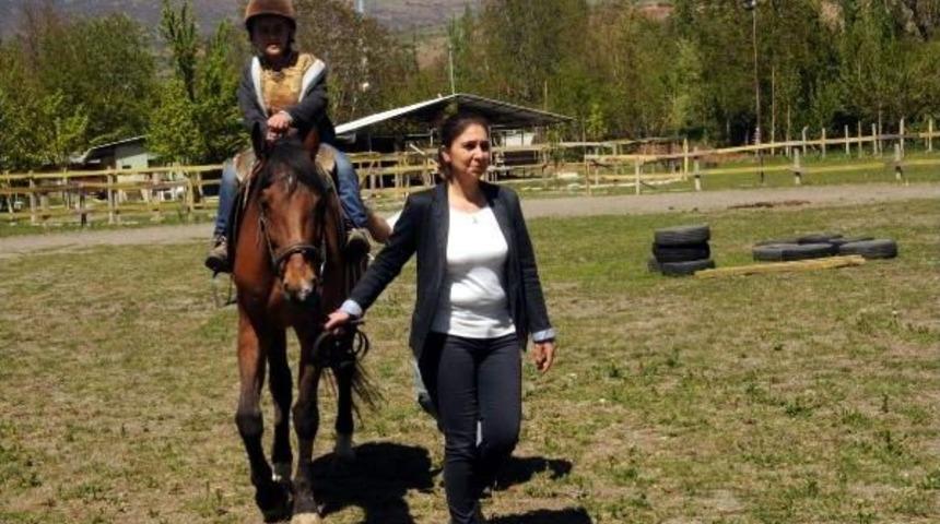 Tokat'ta Down Sendromlu Ve Otizmli &Ccedil;ocuklar Ata Bindi