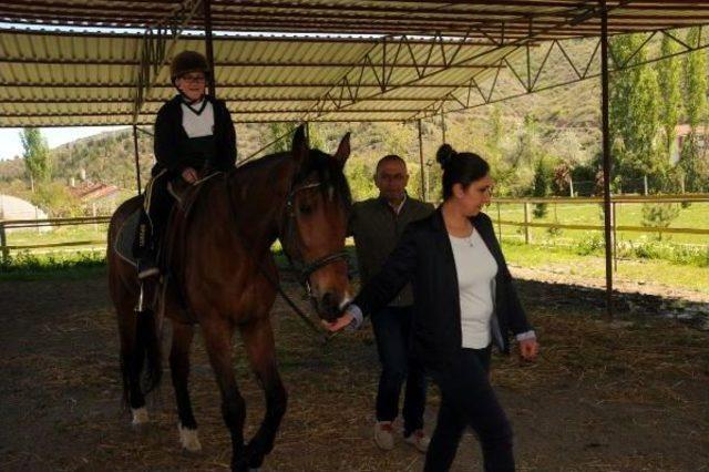 Tokat'ta Down Sendromlu Ve Otizmli Çocuklar Ata Bindi