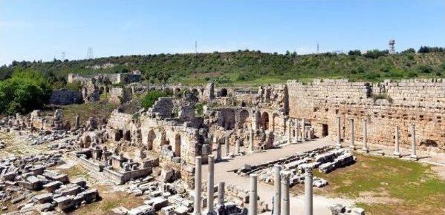 Antik Perge Kentinin Anıtsal Çeşmesi Tekrar Akacak