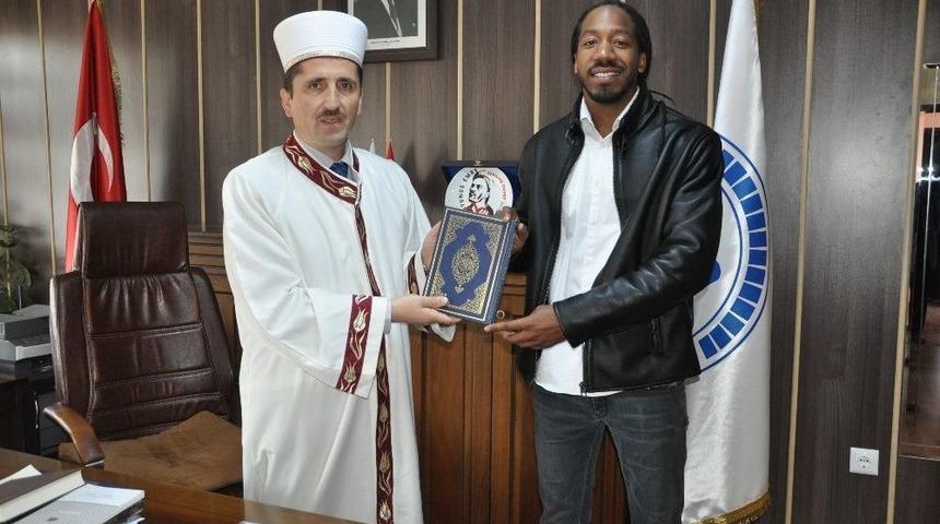 Nişanlısı İle Boz&uuml;y&uuml;k&rsquo;e Gelip Kendi Rızasıyla İslam&rsquo;ı Se&ccedil;ti