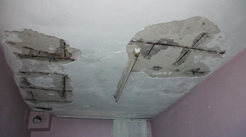 Uyurken &Uuml;zerine Beton Par&ccedil;ası D&uuml;şen Suriyeli Bebek Yaralandı