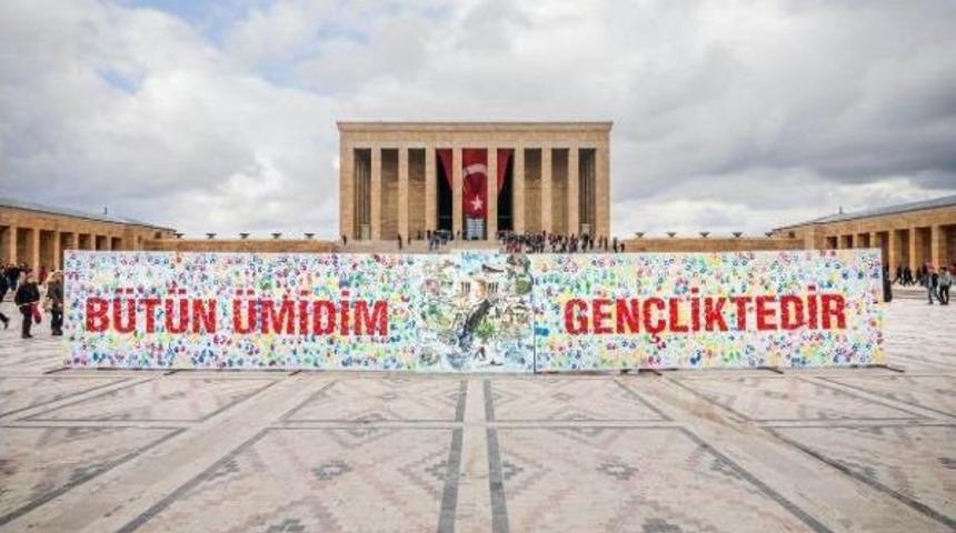 İngiliz Ressam Ned Pamphilon, Anıtkabir'de Tuvalinin Başına Ge&ccedil;ti