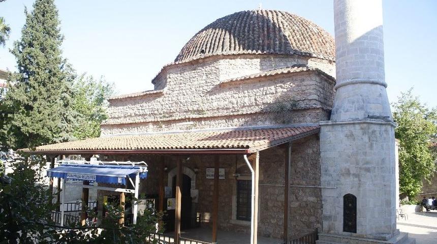 Camide Namaz Kılan Adamın &Ccedil;antası &Ccedil;alındı