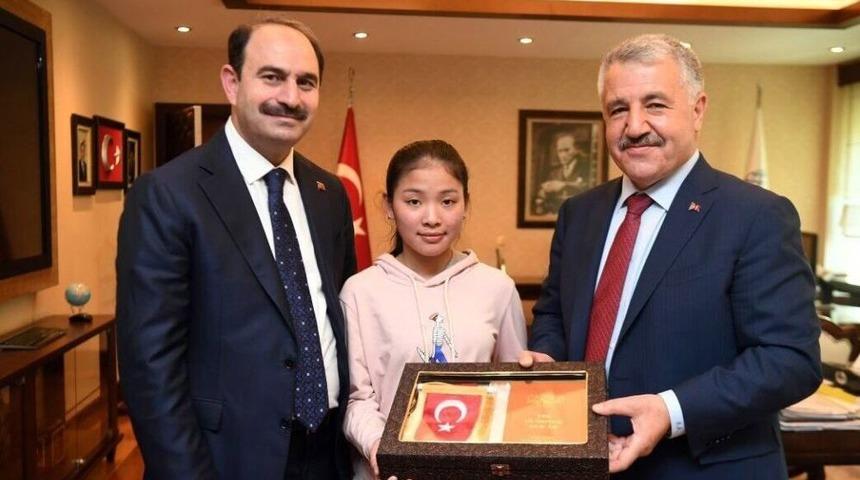 Bakan Arslan, Aylan Bebek İ&ccedil;in Mektup Yazan Trang&rsquo;ı Makamında Ağırladı