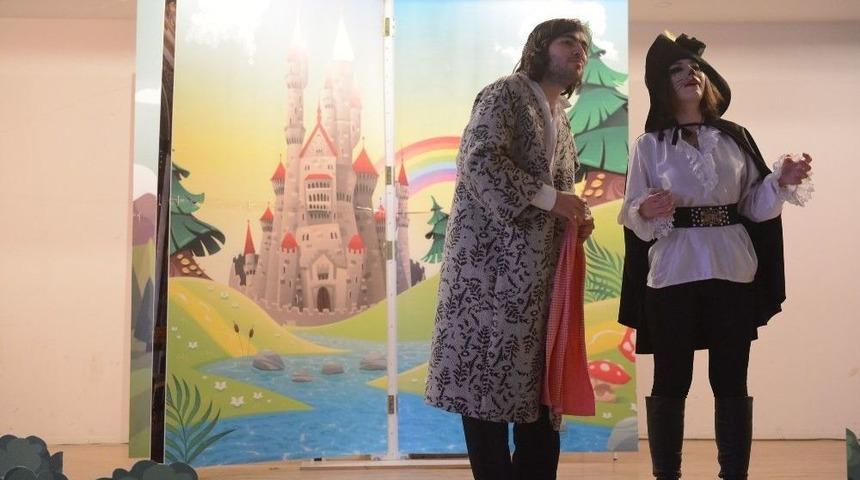 Eruhlu &Ccedil;ocuklar &lsquo;&ccedil;izmeli Kedi&rsquo; İle Tanıştı