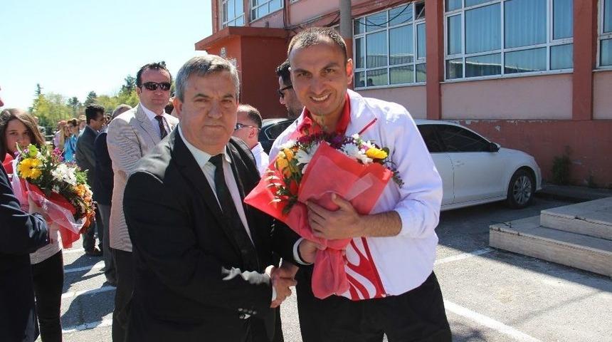 T&uuml;rkiye Şampiyonu Kızlara Davullu Zurnalı Karşılama