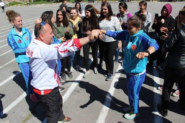 Türkiye Şampiyonu Kızlara Davullu Zurnalı Karşılama