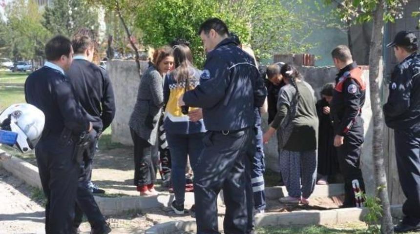 Anne Ve Babası Evde 'uyuşturucudan Bayılan' Iki Çocuk Polisten Yardım Istedi