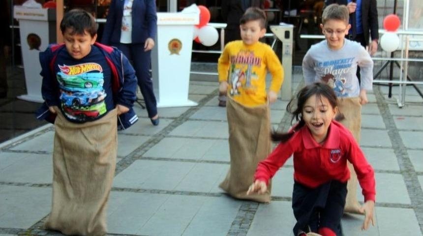 &Ccedil;ocuklar Unutulmaya Y&uuml;z Tutmuş Oyunları Oynadılar