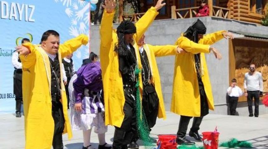 Zihinsel Engelli &Ouml;ğrencilerden Halk Oyunları G&ouml;sterisi