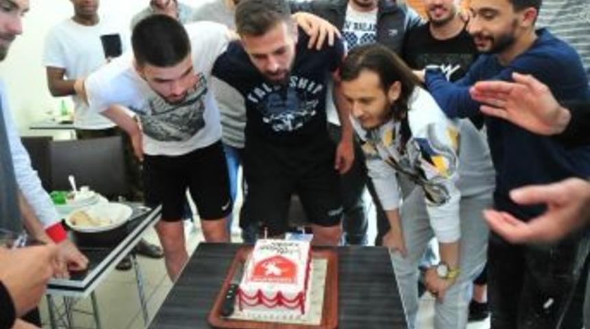 Samsunsporlu Futbolcuya Doğum G&uuml;n&uuml; S&uuml;rprizi