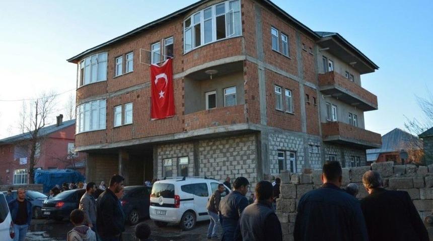 Patnos Şehidine Ağlıyor