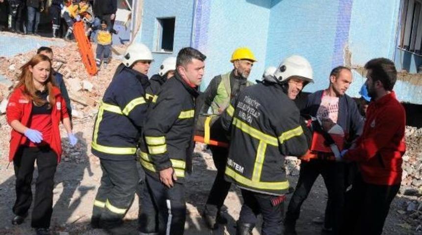 Y&uuml;zme Havuzu Binasının &Ccedil;atısından D&uuml;şen Iş&ccedil;i Yaralandı