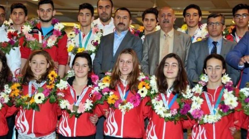 T&uuml;rkiye'ye Madalya Kazandıran D&uuml;nya Şampiyonu Y&uuml;z&uuml;c&uuml;ler &Uuml;lkeye D&ouml;nd&uuml;