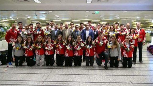 Türkiye'ye Madalya Kazandıran Dünya Şampiyonu Yüzücüler Ülkeye Döndü