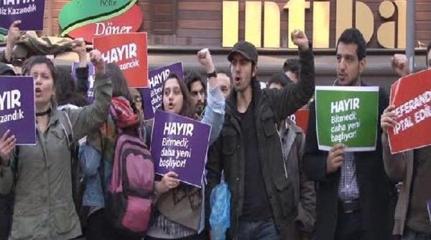 İstanbul'da Referandum Protestoları S&uuml;r&uuml;yor