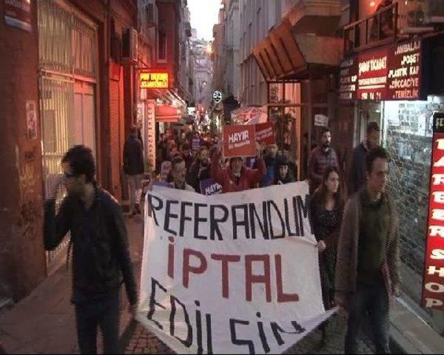 İstanbul'da Referandum Protestoları Sürüyor