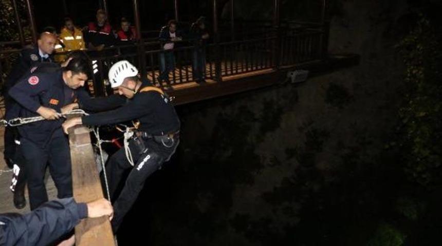 Falezlerden Iki Kez Intihara Kalkışan Gen&ccedil; Kız Yaralı Kurtuldu