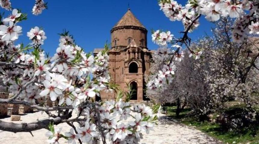 Tarihi Akdamar Adası &Ccedil;i&ccedil;eklerle S&uuml;slendi