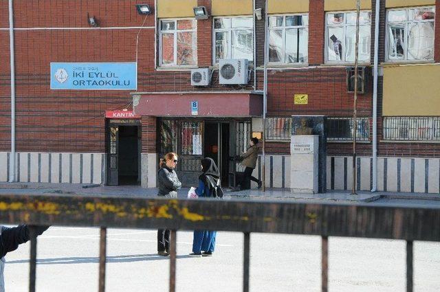 Teog Sınavında Öğrenciler İçerde, Aileler İse Dışarıda Ter Döktü