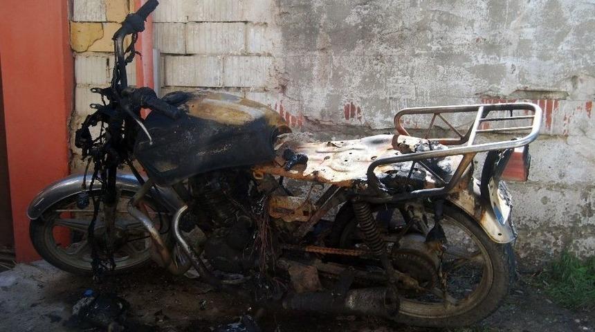 Tekirdağ’da 2 Motosiklet Gece Yarısı Kundaklandı