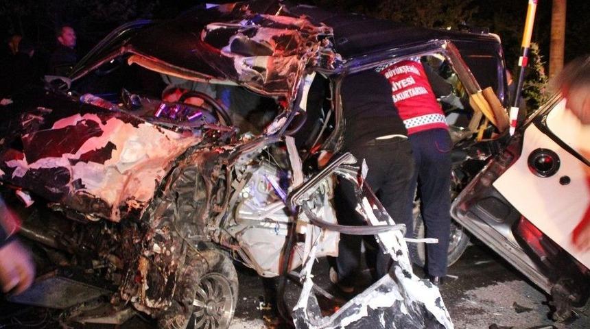 Tır İle Hafif Ticari Otomobil Kafa Kafaya &Ccedil;arpıştı: 1 &Ouml;l&uuml;