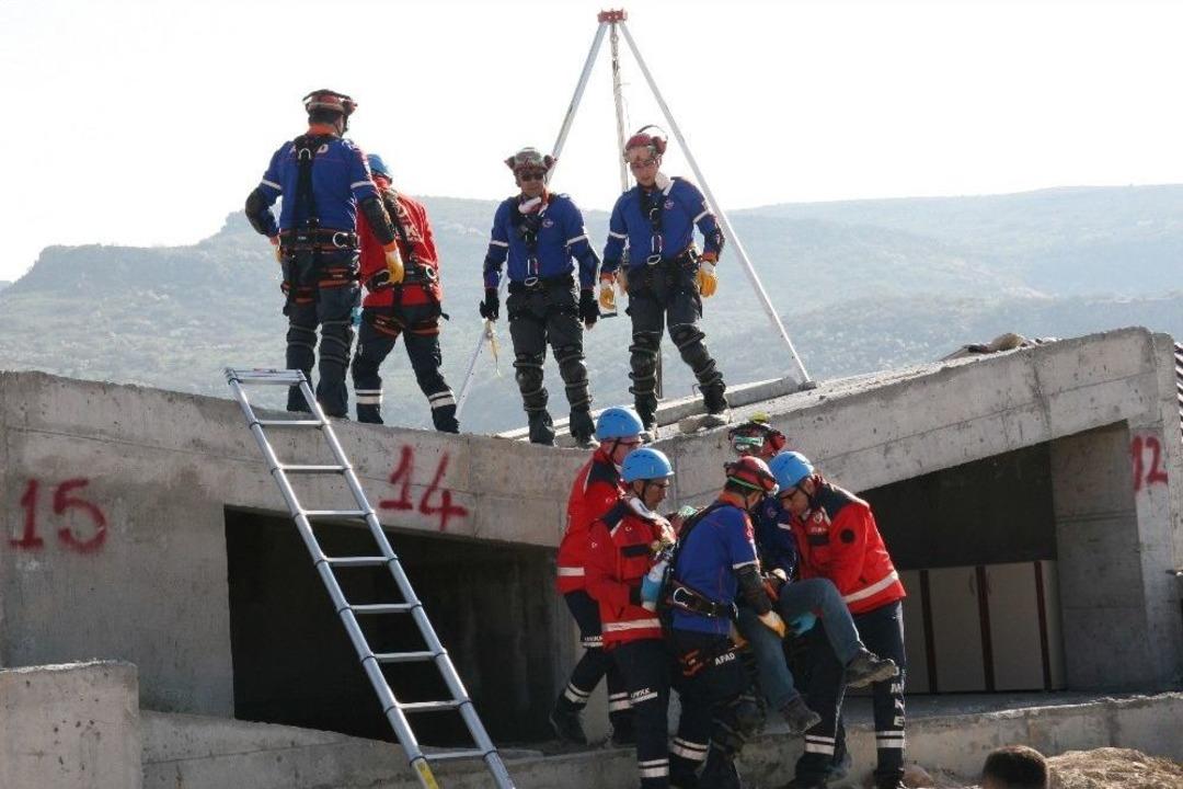 Afyonkarahisar&rsquo;da Helikopter Destekli Ger&ccedil;eğini Aratmayan &ldquo;deprem&rdquo; Tatbikatı