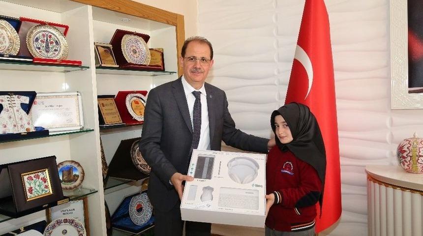 Rektör Coşkun Başarılı Öğrencileri Ödüllendirdi