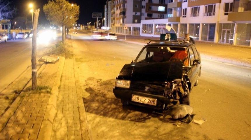 Direksiyon Hakimiyetini Kaybetti, Ağaca &Ccedil;arparak Durabildi